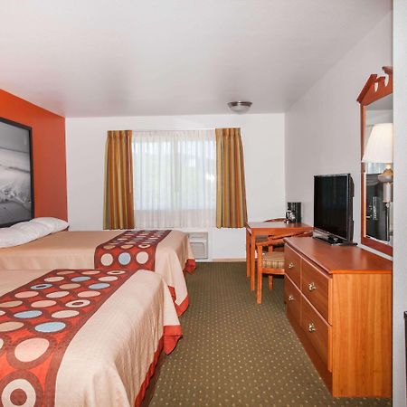 Super 8 By Wyndham Cloverdale Wine Country Buitenkant foto