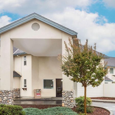 Super 8 By Wyndham Cloverdale Wine Country Buitenkant foto
