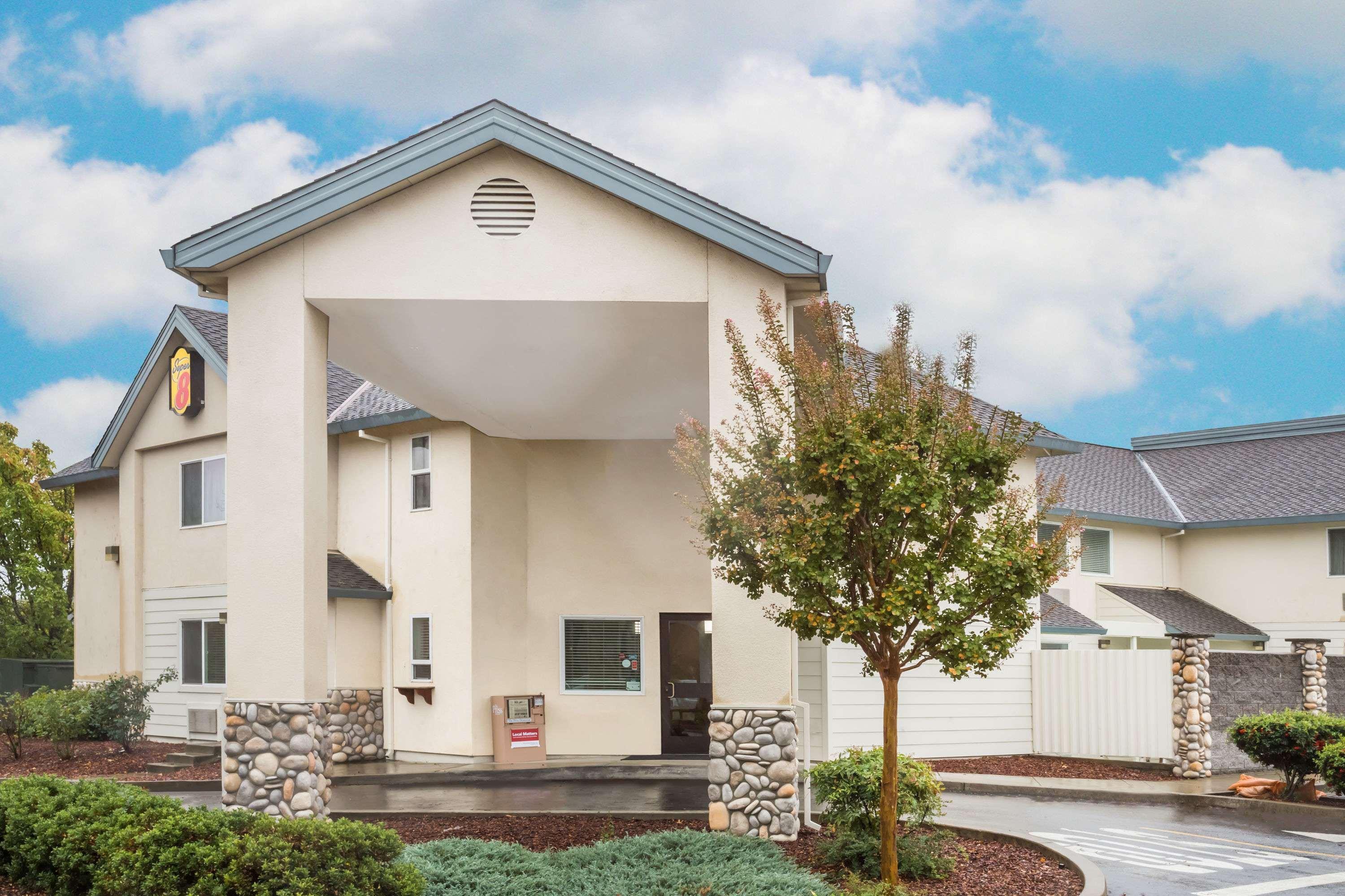 Super 8 By Wyndham Cloverdale Wine Country Buitenkant foto
