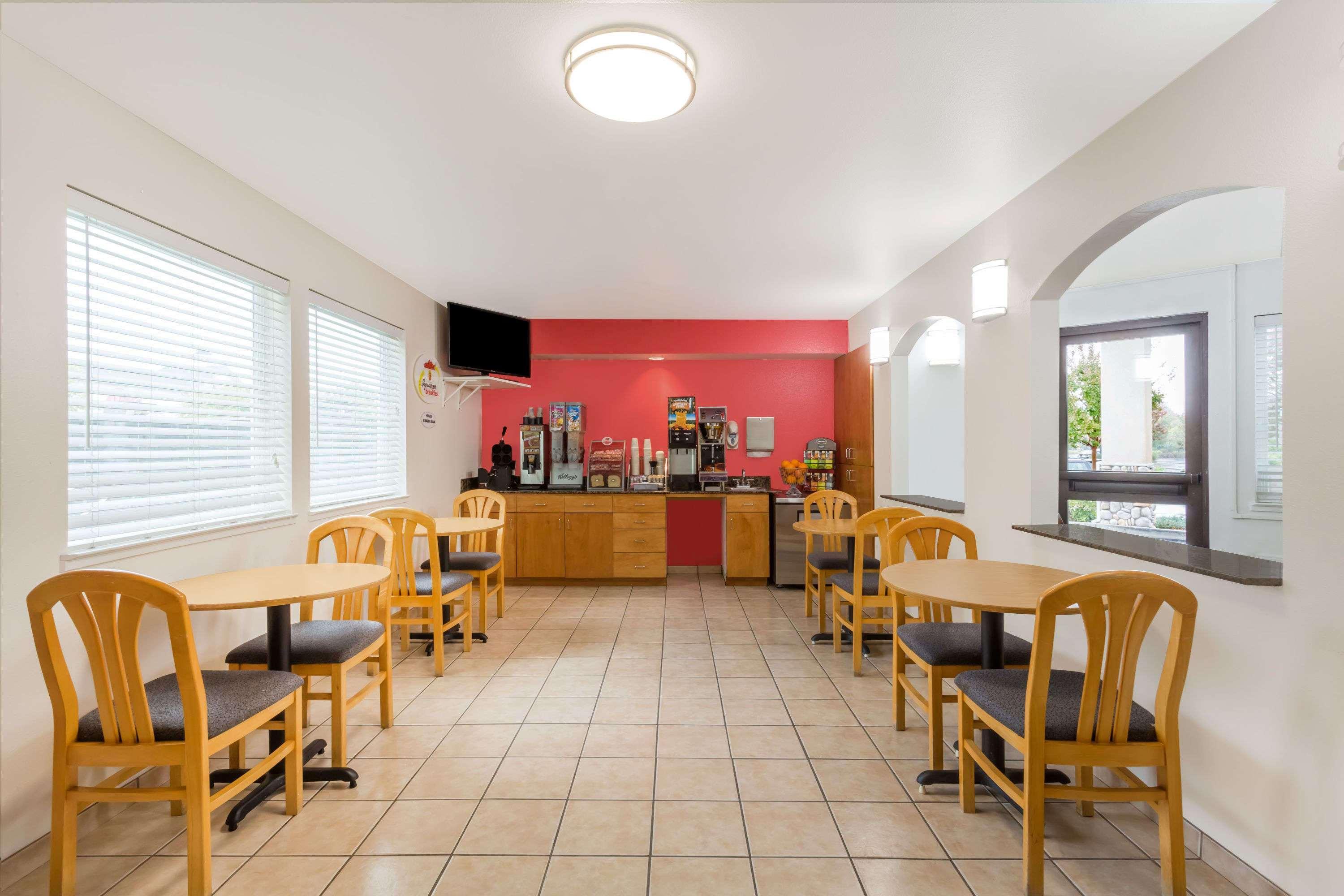 Super 8 By Wyndham Cloverdale Wine Country Buitenkant foto