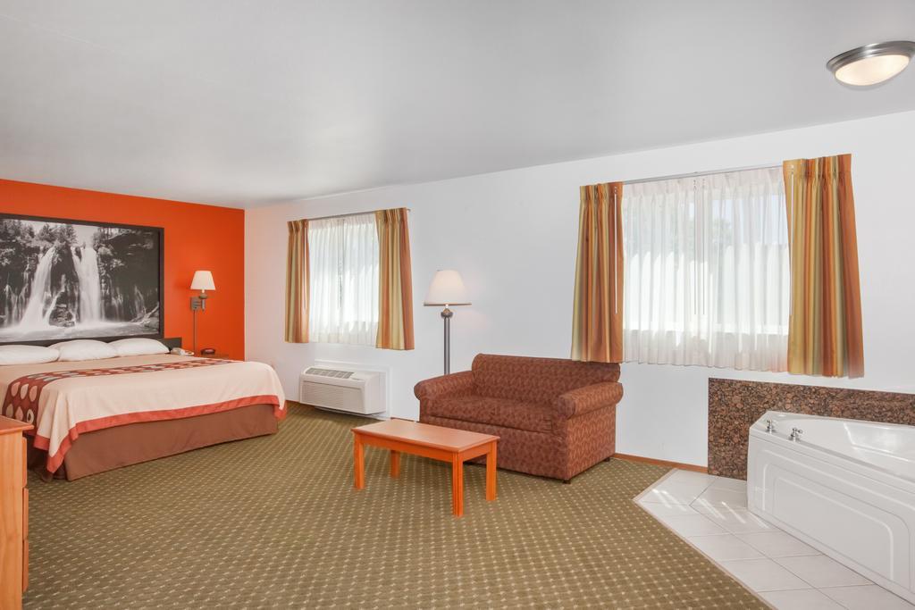 Super 8 By Wyndham Cloverdale Wine Country Buitenkant foto
