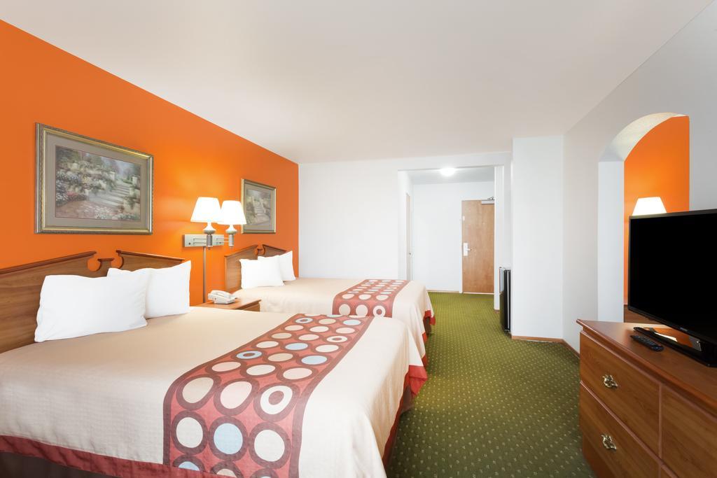 Super 8 By Wyndham Cloverdale Wine Country Buitenkant foto