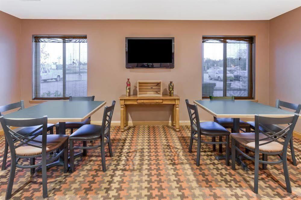 Super 8 By Wyndham Cloverdale Wine Country Buitenkant foto