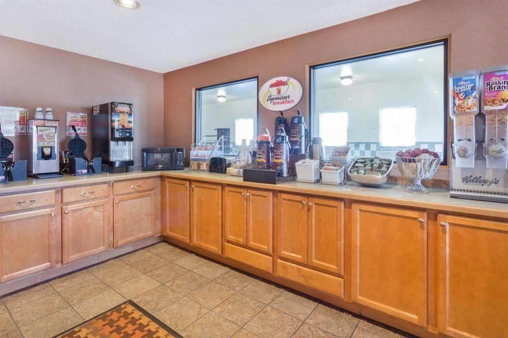 Super 8 By Wyndham Cloverdale Wine Country Buitenkant foto